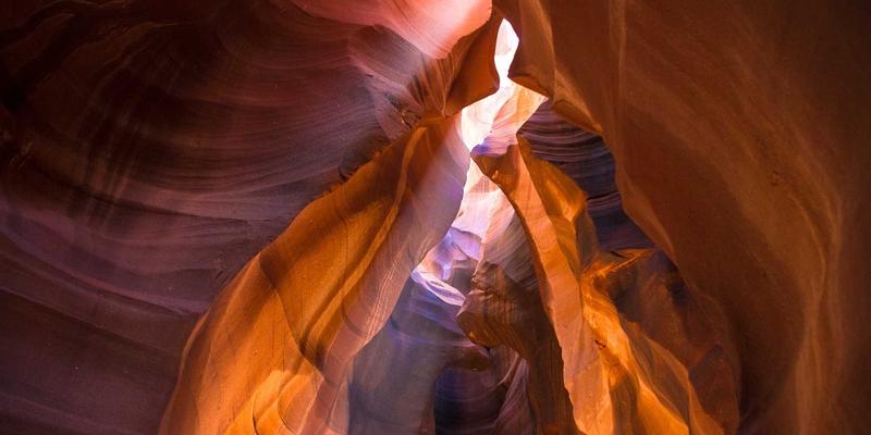 现代家居设计灵感：如何通过隐形收纳系统实现‘物品众多却空无一物’的境界